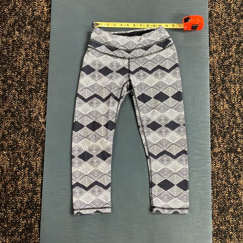 Lucy workout capri pants, black and white pattern size XS